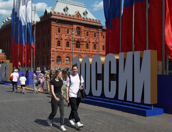 El Kremlin organiza una ceremonia de entrega de premios estatales a figuras destacadas de la cultura y la ciencia.En la foto: la gente pasea por la Plaza del Manège en Moscú, donde se ha colocado una instalación festiva con motivo del Día de Rusia. - Sputnik Mundo
