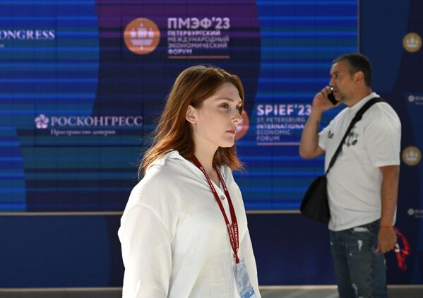 Una participante en SPIEF 2023 en San Petersburgo. - Sputnik Mundo