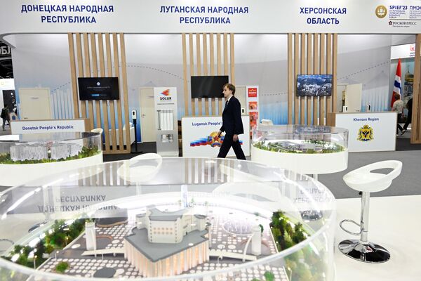 Stands de la república popular de Donetsk (RPD), la república popular de Lugansk (RPL) y la región de Jersón en el SPIEF 2023. - Sputnik Mundo
