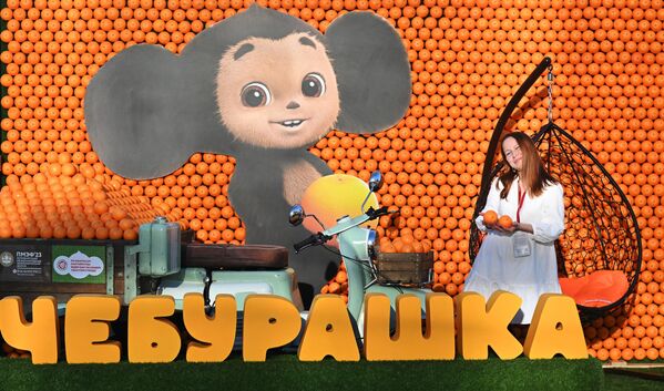 El programa de la primera jornada del SPIEF incluye el Foro Económico Internacional de la Juventud. En la foto: Stand de Cheburashka, el conocido personaje de dibujos animados soviéticos. - Sputnik Mundo