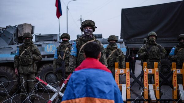 Un armenio frente a las fuerzas de paz rusas a las afueras de Stepanakert, capital de la autoproclamada región azerbaiyana de Nagorno Karabaj, el 24 de diciembre de 2022.  - Sputnik Mundo