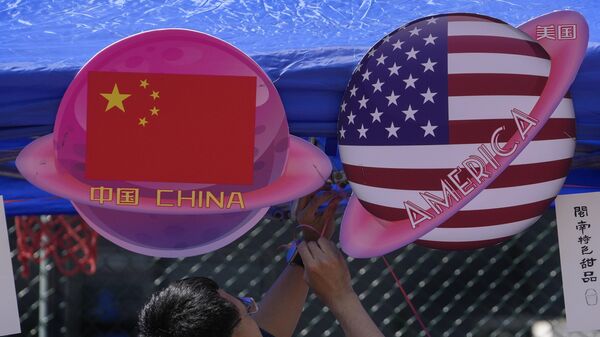 Planetas en forma de las banderas china y estadounidense durante el Carnaval de Primavera en Pekín, el 13 de mayo de 2023 - Sputnik Mundo