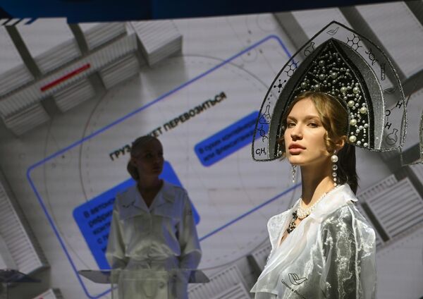Una mujer en un kokoshnik en el stand del Centro Ruso de Exportación en SPIEF 2023. - Sputnik Mundo
