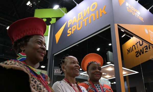 El stand de radio Sputnik en el SPIEF 2023.En la foto: Slausi Zodwa Mogami, fundadora, directora general y presidenta de Ladies in the Frontline y sus colegas. - Sputnik Mundo