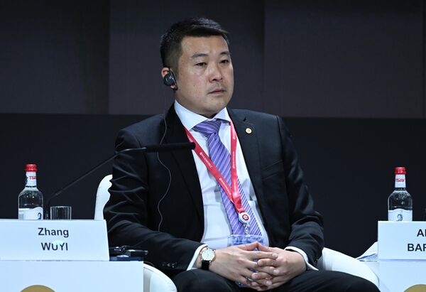 El Consejero Delegado de Ho&#x27;ping China, Zhang Wuyi, durante la sesión Cooperación internacional: de los retos a las soluciones en el SPIEF 2023. - Sputnik Mundo