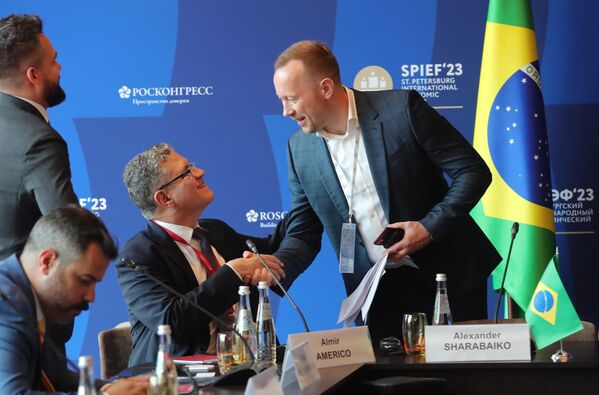 El jefe de la oficina en Moscú de la agencia brasileña de promoción de las exportaciones Apex Brasil, Almir Americo (en la foto, a la izquierda), durante la sesión Rusia-Brasil del SPIEF 2023. - Sputnik Mundo