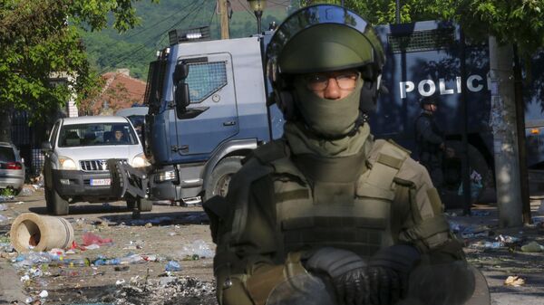 Soldados de la KFOR y la Policía de Kosovo en la ciudad de Zvecan, al norte de Kosovo, el 30 de mayo de 2023 - Sputnik Mundo