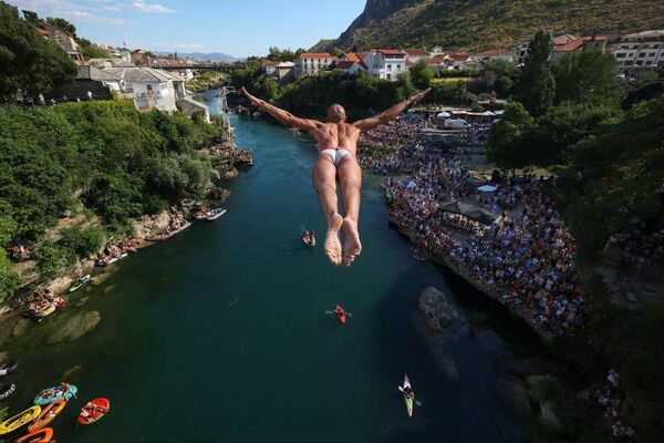 Saltando desde el Puente Viejo en Bosnia. Bosnia y Herzegovina. - Sputnik Mundo