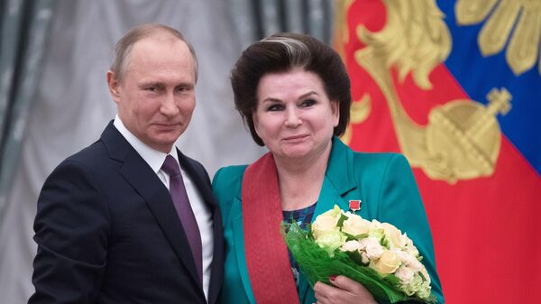 El presidente ruso, Vladímir Putin, y la diputada de la Duma Estatal y primera mujer cosmonauta del mundo, Valentina Tereshkova  - Sputnik Mundo