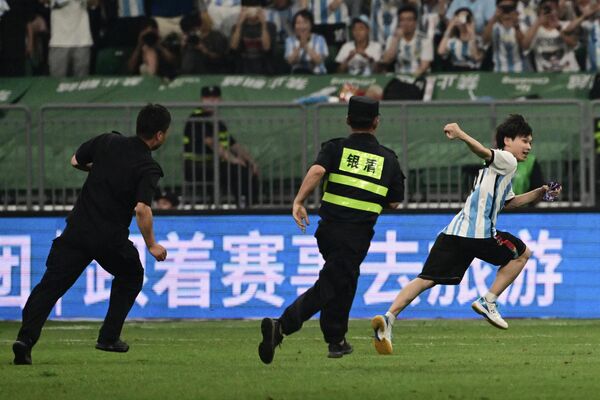 Durante el encuentro, un joven que llevaba una camiseta de la selección argentina con el número 10 y el nombre de Messi en la espalda corrió al campo para abrazar a su ídolo. - Sputnik Mundo