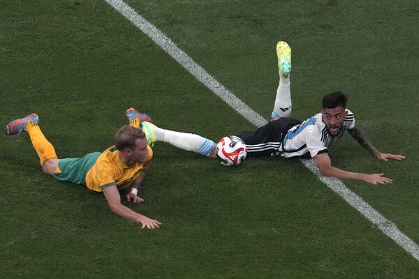 El delantero argentino Nicolás González y el futbolista australiano Jamie Maclaren luchan por el balón durante el encuentro. - Sputnik Mundo