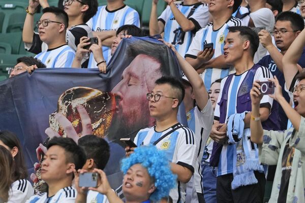 El delantero argentino había marcado en 2018 el ahora su segundo gol más rápido, jugando para el FC Barcelona en la Liga de Campeones: envió el balón a la portería del club inglés Chelsea en el segundo 127. En la foto: aficionados chinos de Lionel Messi. - Sputnik Mundo