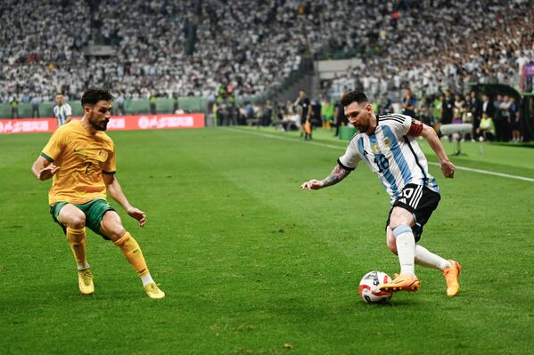 Messi solo necesitó 79 segundos para abrir el marcador. Subió por el centro hasta el borde del área y envió el balón a la portería rival con un remate de pierna izquierda. - Sputnik Mundo