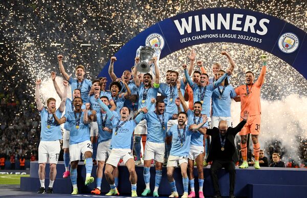 Los jugadores del club de fútbol Manchester City (Inglaterra) en la ceremonia de entrega de premios tras el partido de la final de la Liga de Campeones contra el Inter (Milán, Italia). - Sputnik Mundo
