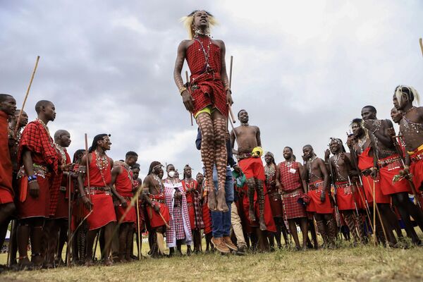 Guerreros masáis realizan saltos rituales en el Festival Cultural Masái Mara que se celebra en la reserva nacional Masái Mara en Kenia. - Sputnik Mundo