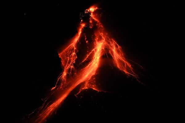 Lava fluye por la ladera del volcán Mayón, en la provincia de Albáy, noreste de Filipinas. - Sputnik Mundo