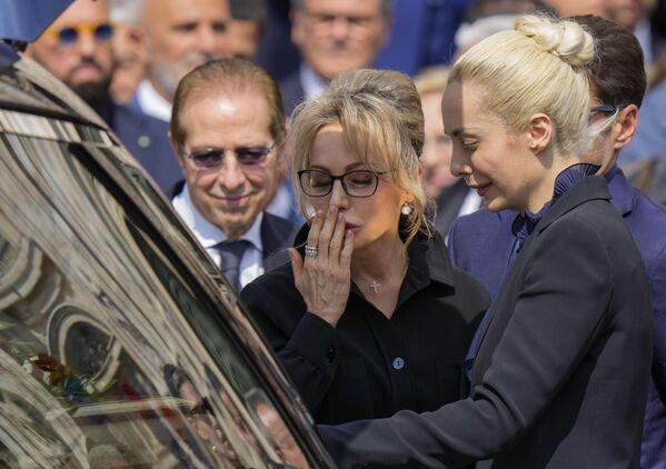 Familiares del difunto ex primer ministro italiano Silvio Berlusconi tras una ceremonia fúnebre en la catedral de Milán. - Sputnik Mundo