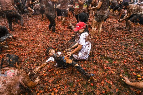 Niños en el festival anual de la Tomatina en Sutamarchán, Boyacá, Colombia. - Sputnik Mundo