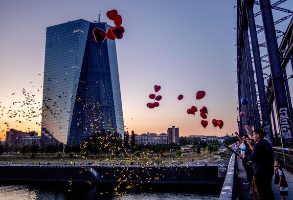 Familiares de recién casados lanzan globos desde un puente frente al Banco Central Europeo en Fráncfort (Alemania), tras su ceremonia de boda. - Sputnik Mundo