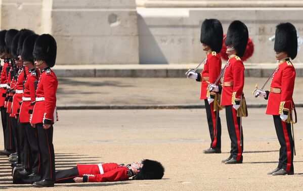 En Londres, en plena ola de calor de 30 grados, tres guardias se desmayaron durante el ensayo de un desfile militar por el cumpleaños del rey Carlos III. - Sputnik Mundo