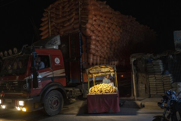 Un vendedor callejero de mangos en Kandahar (Afganistán). - Sputnik Mundo