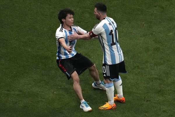 Un aficionado chino corrió al campo del estadio de los Trabajadores de Pekín durante un partido amistoso entre Argentina y Australia para abrazar a su ídolo, Lionel Messi. - Sputnik Mundo
