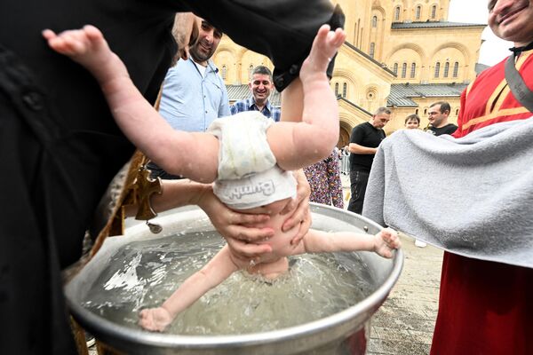 Ceremonia de bautismo en la iglesia ortodoxa de la Santísima Trinidad en Tiflis (Georgia). - Sputnik Mundo