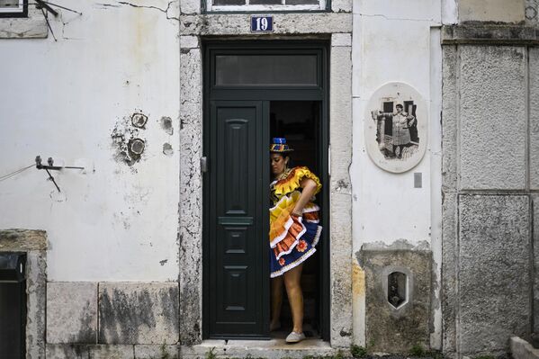 Una residente de Alfama, un barrio de Lisboa (Portugal), planea participar en un desfile para celebrar la fiesta de San Antonio, patrón de la ciudad. - Sputnik Mundo