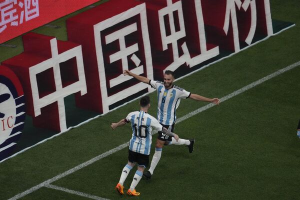 El segundo gol lo marcó el defensa argentino Germán Pezzella en la segunda parte, en el minuto 68.En la foto: Germán Pezzella celebra el gol con su compañero Lionel Messi. - Sputnik Mundo