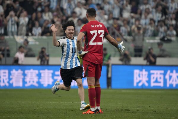 El aficionado atravesó casi todo el campo y saludó al guardameta argentino Emiliano Martínez mientras corría. - Sputnik Mundo