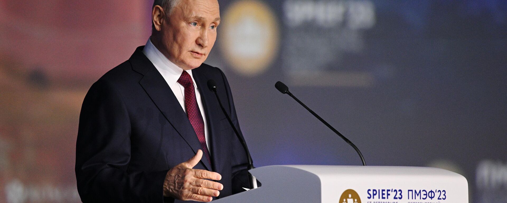 Vladímir Putin, presidente ruso, interviene en la sesión plenaria del Foro Económico Internacional de San Petersburgo. - Sputnik Mundo, 1920, 16.06.2023
