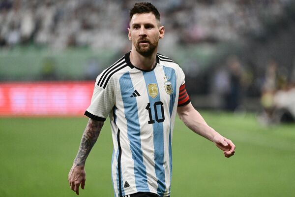 El Inter de Miami ofreció a Messi un contrato de cuatro años por un valor total de 200 millones de dólares. De acuerdo con los medios, el argentino tenía otras tres opciones para continuar con su carrera: FC Barcelona (España), Al-Hilal (Arabia Saudita) y Newell&#x27;s Old Boys (Argentina). - Sputnik Mundo