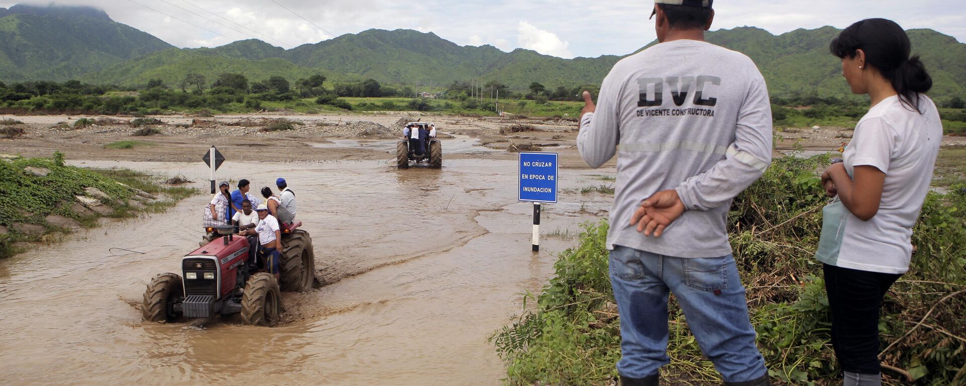 Habitantes de las afueras de la ciudad de Chiclayo, 770 kilómetros al norte de Lima, utilizan un tractor para cruzar la crecida del río Zana, después de fenómeno El Niño.  - Sputnik Mundo, 1920, 16.06.2023
