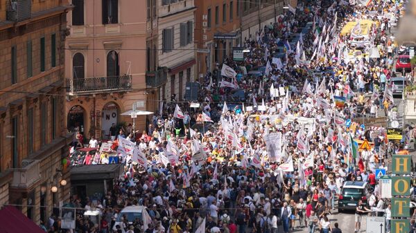 Miles de italianos marcharon para protestar por el apoyo de su Gobierno a Ucrania y el expansionismo de la OTAN - Sputnik Mundo