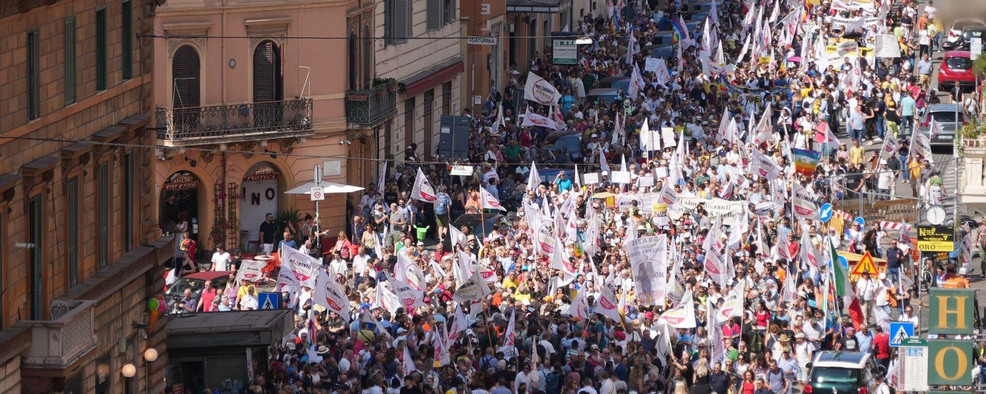 Miles de italianos marcharon para protestar por el apoyo de su Gobierno a Ucrania y el expansionismo de la OTAN - Sputnik Mundo, 1920, 17.06.2023