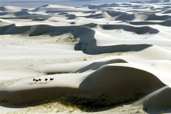 Vista general del desierto de Gobi, situado en el norte de China y el sur de Mongolia. - Sputnik Mundo