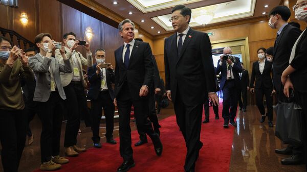 El Secretario de Estado de EEUU, Antony Blinken, pasea con el Ministro de Asuntos Exteriores de China, Qin Gang. - Sputnik Mundo