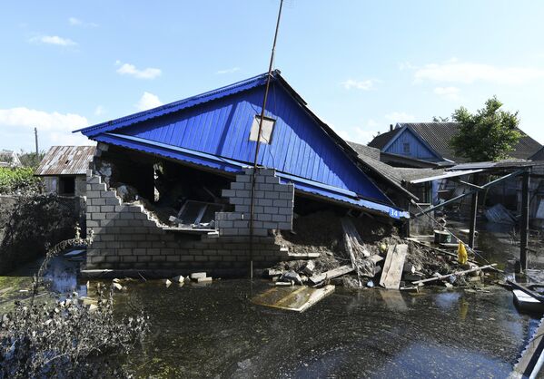 Como resultado de un ataque militar en la noche del 6 de junio, las válvulas de compuerta de la central hidroeléctrica de Kajovka fueron destruidas, tras lo cual comenzó una descarga incontrolada de agua del embalse de Kajovka, en el río Dniéper. En la foto: una casa destruida durante la inundación en la ciudad de Gólaya Pristan, región de Jersón. - Sputnik Mundo