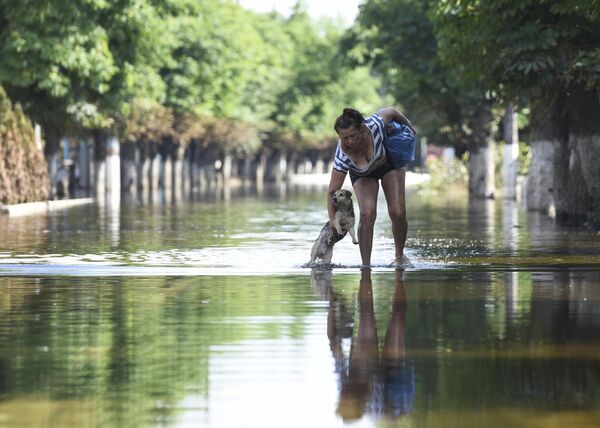 En estos momentos el agua ya ha retrocedido de 12 asentamientos de la región de Jersón. Algunas calles de Gólaya Pristan aún permanecen inundadas. - Sputnik Mundo
