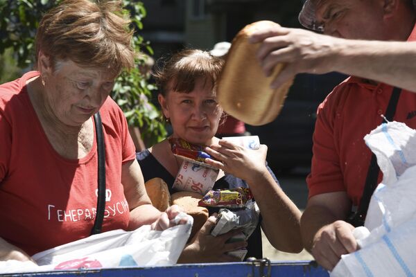 Distribución de ayuda humanitaria a los residentes de la ciudad de Gólaya Pristan, región de Jersón. - Sputnik Mundo
