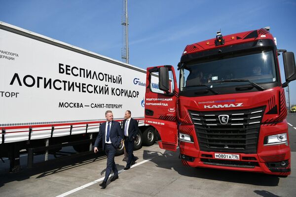 Los camiones de largo recorrido no tripulados de KAMAZ, basados en el modelo 54901, han superado con éxito meses de pruebas y han realizado su trayecto inaugural de San Petersburgo a Moscú. - Sputnik Mundo