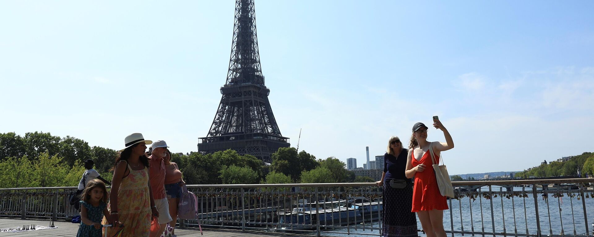 Turistas se hacen un selfie cerca de la Torre Eiffel en 2022 en París, Francia (Imagen referencial) - Sputnik Mundo, 1920, 31.07.2023