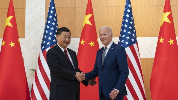 El presidente de China, Xi Jinping, y el presidente de EEUU, Joe Biden  - Sputnik Mundo