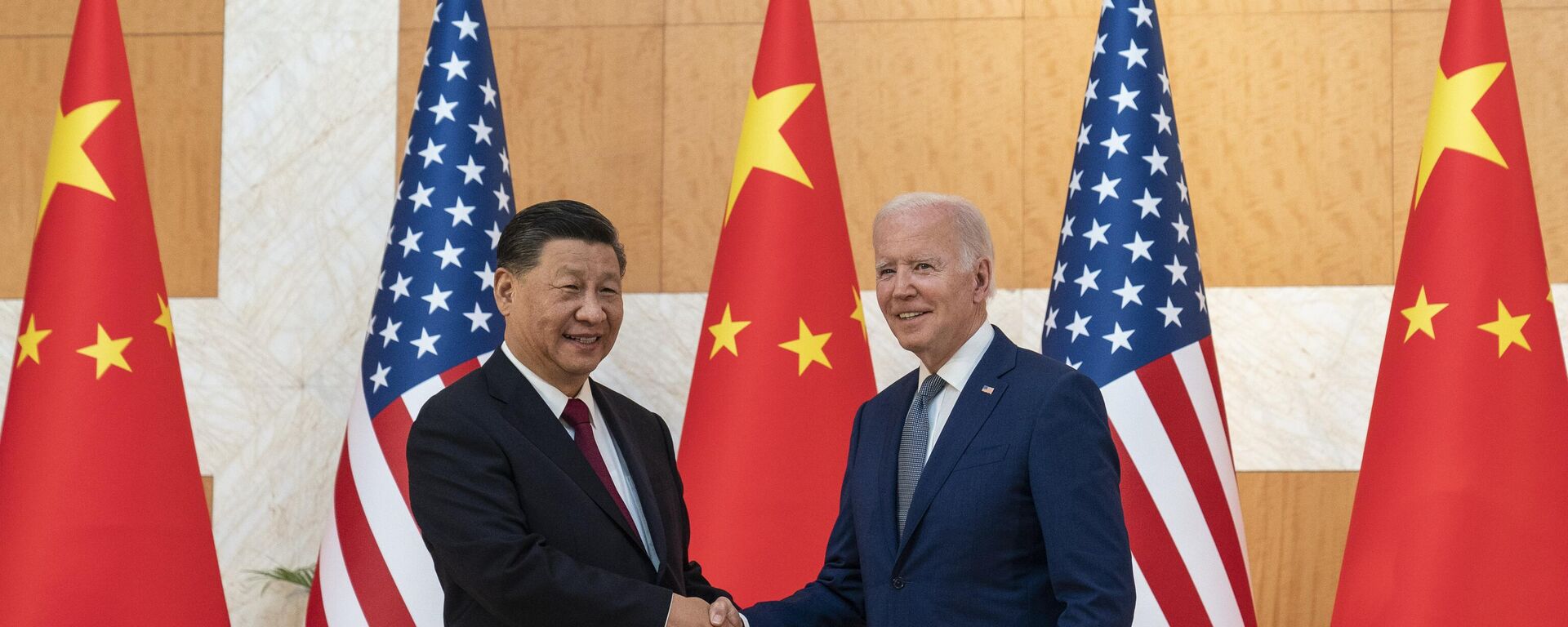 El presidente de China, Xi Jinping, y el presidente de EEUU, Joe Biden  - Sputnik Mundo, 1920, 21.06.2023