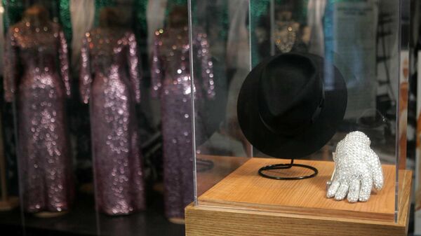 El sombrero original y el guante de lentejuelas que Michael Jackson llevó en el especial del 25 aniversario de la Motown - Sputnik Mundo