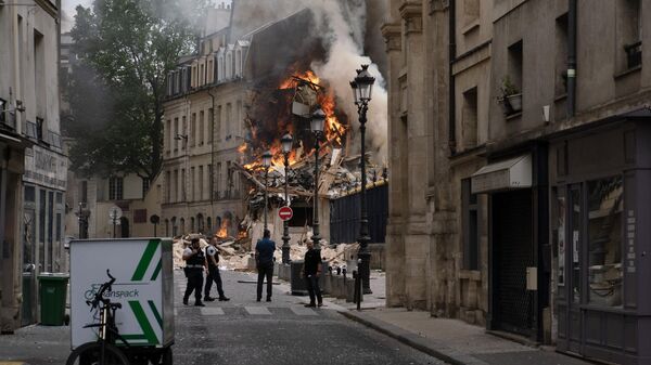 El humo sale de los escombros de un edificio en la plaza Alphonse-Laveran, en el distrito 5 de París, el 21 de junio de 2023 - Sputnik Mundo