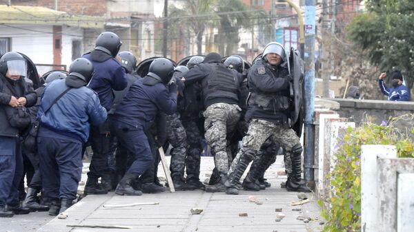 Efectivos policiales durante las protestas en Jujuy, Argentina - Sputnik Mundo