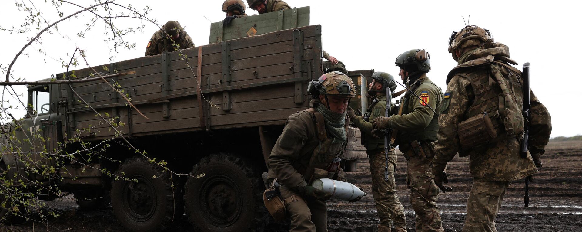 Soldados ucranianos trabajan con equipos de artillería en un frente cercano a Artiómovsk, en la región de Donetsk, en 2023 - Sputnik Mundo, 1920, 22.06.2023
