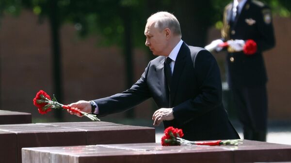 Vladímir Putin, el presidente ruso, deposita flores en la Tumba del Soldado Desconocido, el 22 de junio de 2023 - Sputnik Mundo