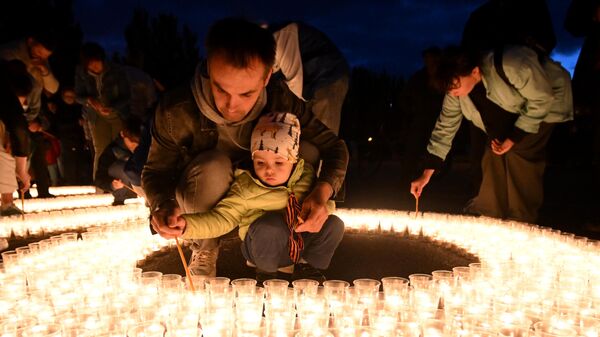 Los habitantes de Kazán participan en la campaña internacional 'Imágenes ardientes de la guerra', que se celebra con motivo del Día de la Memoria y el Duelo - Sputnik Mundo